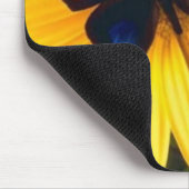 Schmetterling auf gelbem Gänseblümchen Mousepad (Ecke)