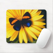 Schmetterling auf gelbem Gänseblümchen Mousepad (Mit Mouse)