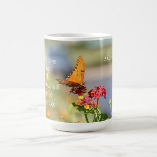 Schmetterling auf Korinther-Bibel-Vers der Kaffeetasse