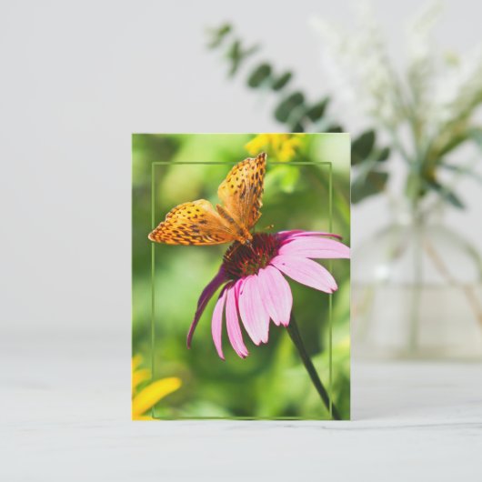Schmetterling auf Lila Ebene Postkarte (Stehend Vorderseite)