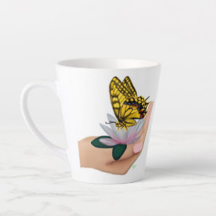 Schmetterling auf Lotus Bloom Milchtasse
