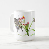 Schmetterling auf Milchkrautblüten, auf Weiß Kaffeetasse (Vorderseite Links)
