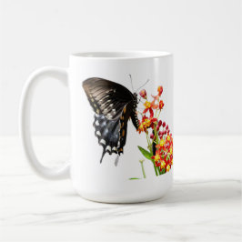 Schmetterling auf Milchkrautblüten, auf Weiß Kaffeetasse