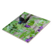 Schmetterling auf Purple Flowers Fliese (Seite)