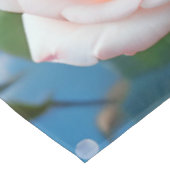 Schmetterling auf rosa Blume Tischdecke (Schrägansicht)