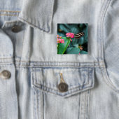Schmetterling auf rosa Blütenfotografie Button (Beispiel)