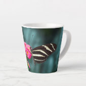 Schmetterling auf rosa Blütenfotografie Milchtasse (Rechte Ecke)