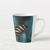Schmetterling auf rosa Blütenfotografie Milchtasse (Rechts)