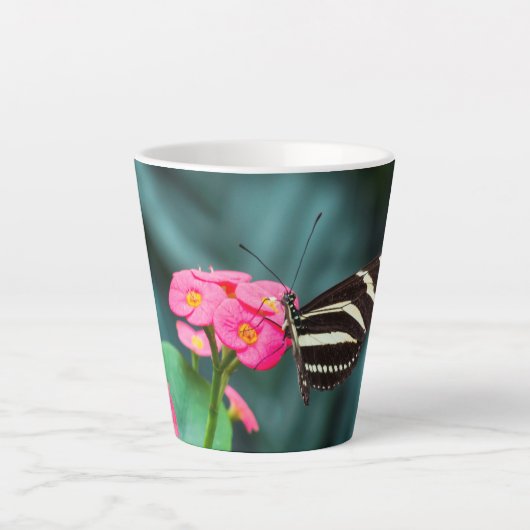 Schmetterling auf rosa Blütenfotografie Milchtasse (Vorderseite)
