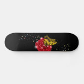 Schmetterling auf rote Rose mit Sternchen Regentro Skateboard (Horizontal)