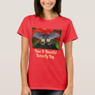 Schmetterling Auf Roten Blumen T-Shirt