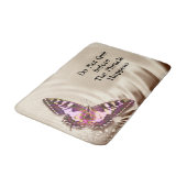 Schmetterling auf satin Hintergrund Badematte (Schrägansicht)