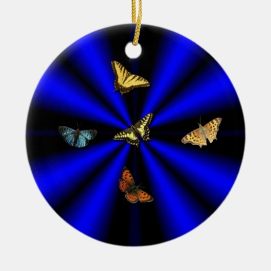 Schmetterling auf schwarzem und blauem Regenbogen Keramik Ornament (Vorne)