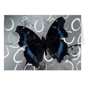 Schmetterling auf silberem Boden mit kreisförmigen