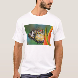 Schmetterling auf tropischer Blume T-Shirt