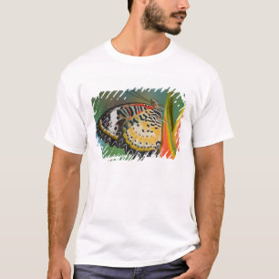 Schmetterling auf tropischer Blume T-Shirt