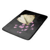 Schmetterling auf Verbena Blume Bath Matts Badematte (Schrägansicht)
