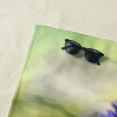 Schmetterling auf violetten Blumen Strandtuch (Beispiel)