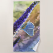Schmetterling auf violetten Blumen Strandtuch (Vorderseite)