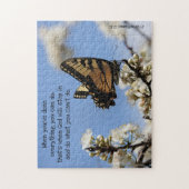 Schmetterling auf Weißen Blüten mit Schrift Verse Puzzle (Vertikal)