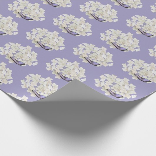 Schmetterling auf White Hydrangea Geschenkpapier (Ecke)