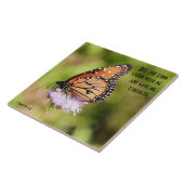 Schmetterling auf Wildblume mit Schrift Verse Fliese (Seite)