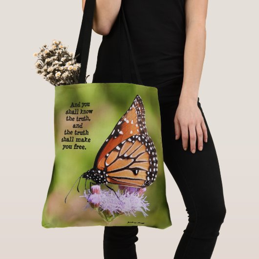 Schmetterling auf Wildblume, mit Verse (John 8:32) Tasche (Von Nahem)