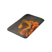 Schmetterling auf Zinnia Bath Mat Badematte (Schrägansicht)