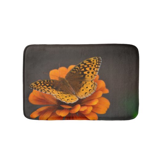 Schmetterling auf Zinnia Bath Mat Badematte (Vorderseite)