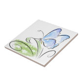 Schmetterling, der auf Gras über Blumenfeld sitzt Fliese (Seite)