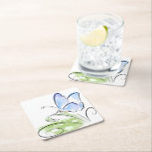 Schmetterling, der auf Gras über Blumenfeld sitzt Rechteckiger Pappuntersetzer (Vor Ort)