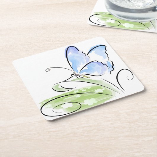 Schmetterling, der auf Gras über Blumenfeld sitzt Rechteckiger Pappuntersetzer (angewinkelt)