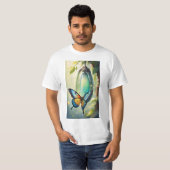 Schmetterling, der aus seinem Chrysalis-Macro-Schu T-Shirt (Vorne ganz)