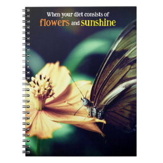 Schmetterling füttre auf Blume Notizblock