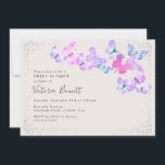 Schmetterling Himmel Rosa Silber Confetti Sweet 16 Einladung<br><div class="desc">Elegante und feminine süße 16 Einladung mit Aquarellschmetterlingen und Silberkonfetti. Dieses delikate Design hat eine hübsche Farbpalette in Rosa Lilie und lila auf einem Champagner-Creme-Hintergrund. Alle Texte sind editierbar und Sie können auch die Hintergrundfarbe ändern,  wenn Sie möchten. Einfaches minimalistisches Design mit modernem Schmetterlingstil.</div>
