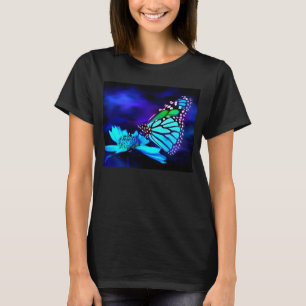 Schmetterling im blauen hellen T - Shirt