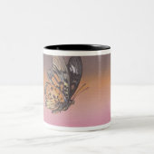 Schmetterling im Flug darstellen malen Zweifarbige Tasse (Mittel)