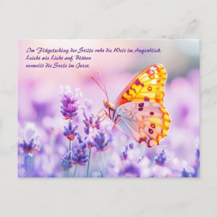 Schmetterling im Sonnenlicht auf dem Lavendel Feiertagspostkarte