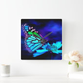 Schmetterling in blauem Licht Quadratische Wanduhr (Zuhause)