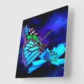 Schmetterling in blauem Licht Quadratische Wanduhr (Winkel)