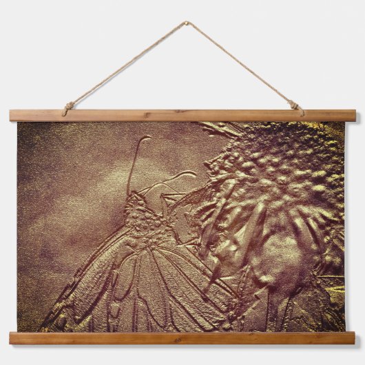 Schmetterling in brauner Natur Wandteppich Mit Holzrahmen (Vorne)