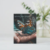 Schmetterling in der Hand anpassbar Postkarte (Stehend Vorderseite)