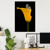 Schmetterling in gelber Lilie auf schwarz Poster (Heimbüro)