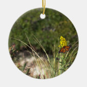 Schmetterling mit gelben Wildblumen Keramik Ornament (Vorne)