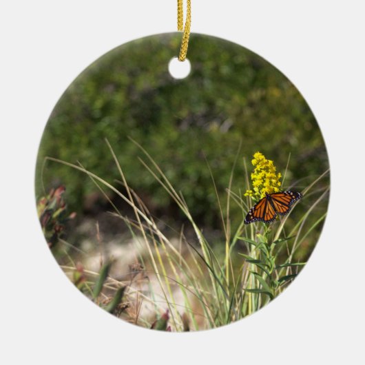 Schmetterling mit gelben Wildblumen Keramik Ornament (Vorne)