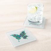 Schmetterling mit grünen Pfauenfedern Glasuntersetzer (Schrägansicht)