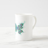Schmetterling mit grünen Pfauenfedern Porzellantasse (Vorderseite Rechts)