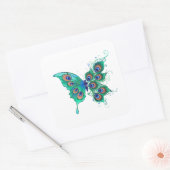 Schmetterling mit grünen Pfauenfedern Quadratischer Aufkleber (Umschlag)