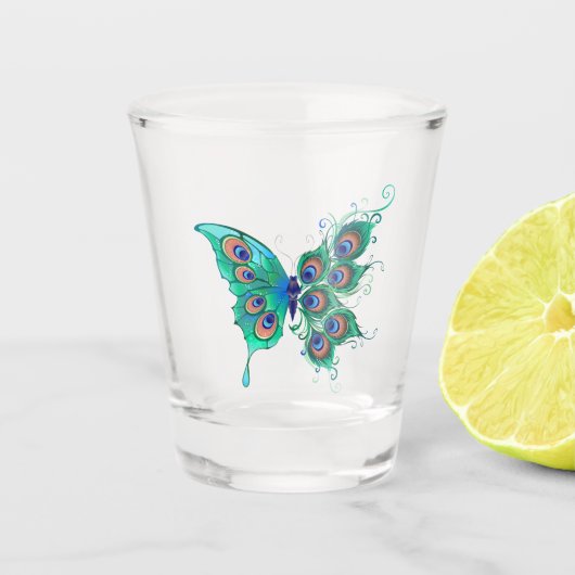 Schmetterling mit grünen Pfauenfedern Schnapsglas (Vorderseite)