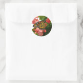 Schmetterling mit roten Blume Runder Aufkleber (Tasche)